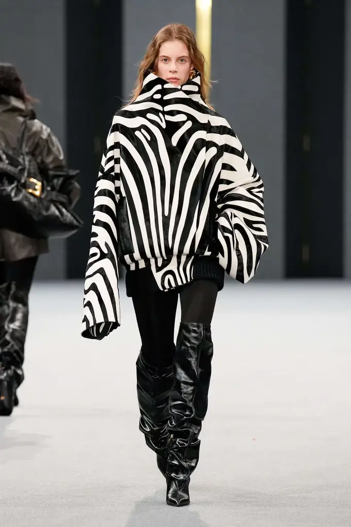 Balmain FW25: Cozy Chic With an Edge - Relaxed Yet Impactful - Image 21