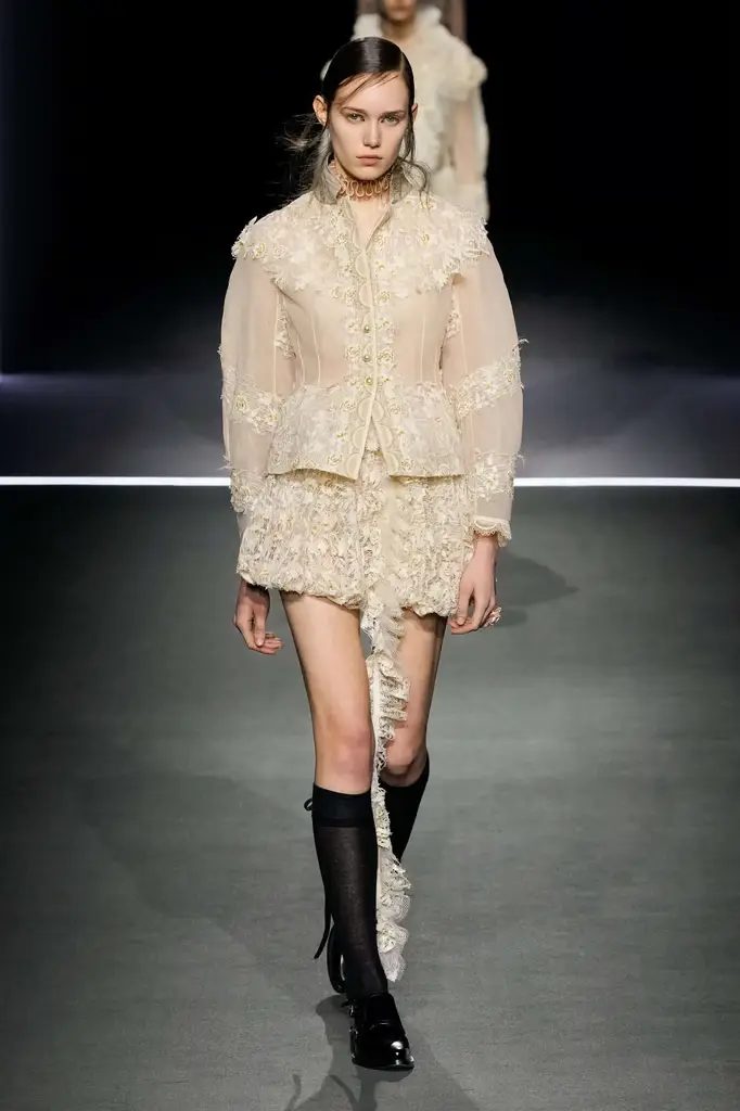 Dior FW25 RTW Brings Theatrical Tailoring to the Tuileries - A Theatrical Beginning - Image 3