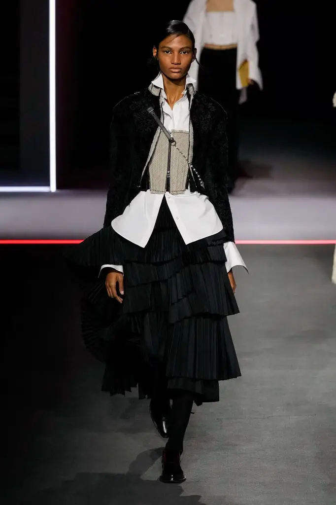Dior FW25 RTW Brings Theatrical Tailoring to the Tuileries - A Theatrical Beginning - Image 9