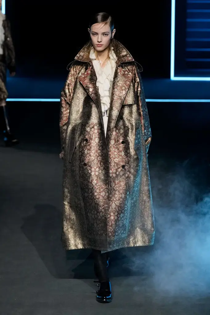 Dior FW25 RTW Brings Theatrical Tailoring to the Tuileries - A Theatrical Beginning - Image 16