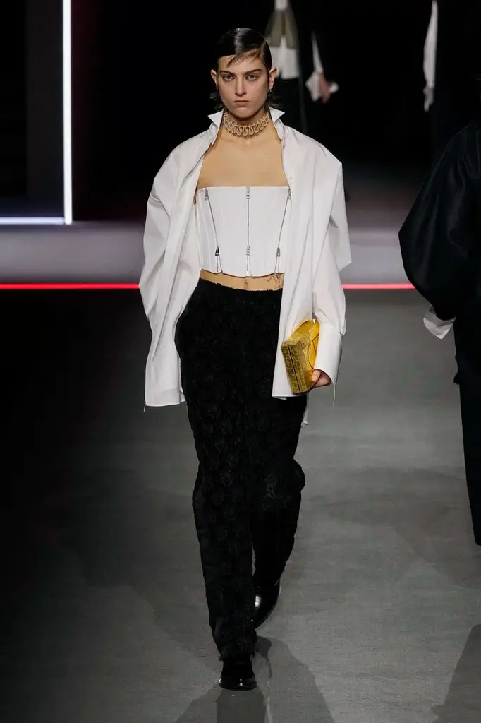 Dior FW25 RTW Brings Theatrical Tailoring to the Tuileries - A Theatrical Beginning - Image 10