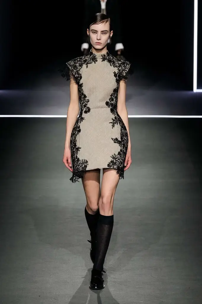 Dior FW25 RTW Brings Theatrical Tailoring to the Tuileries - A Theatrical Beginning - Image 4
