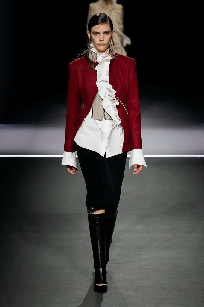 Dior FW25 RTW Brings Theatrical Tailoring to the Tuileries - A Theatrical Beginning - Image 6