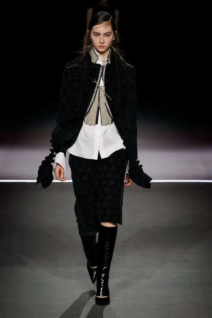 Dior FW25 RTW Brings Theatrical Tailoring to the Tuileries - A Theatrical Beginning - Image 12