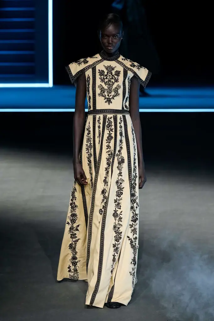 Dior FW25 RTW Brings Theatrical Tailoring to the Tuileries - A Theatrical Beginning - Image 19