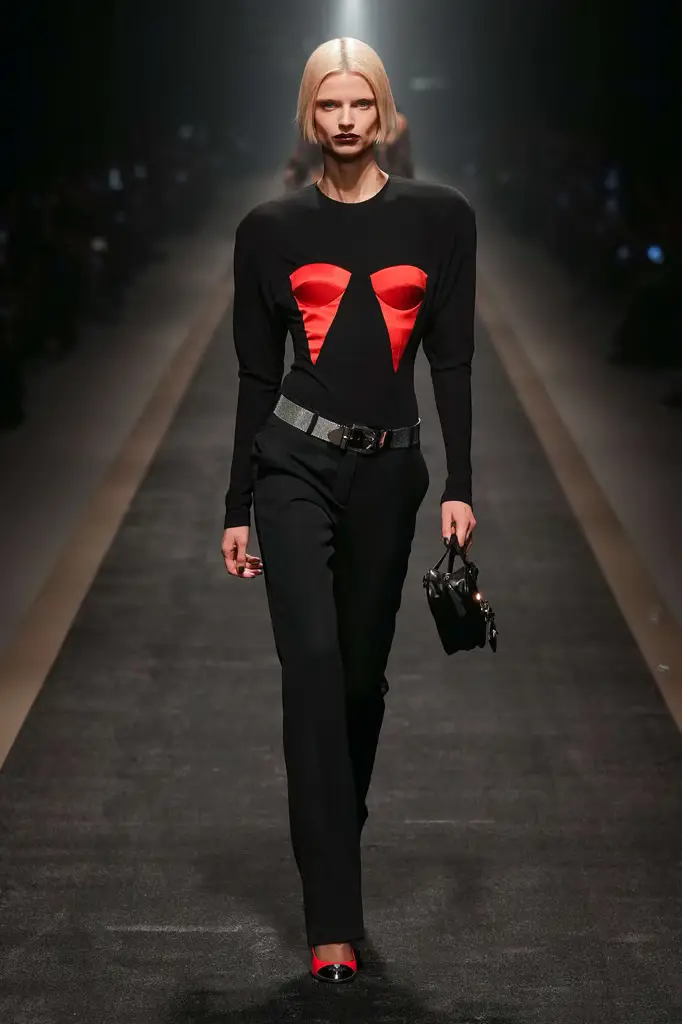 Versace Fall/Winter 2025/26: Baroque Power on the Tracks - Image 1