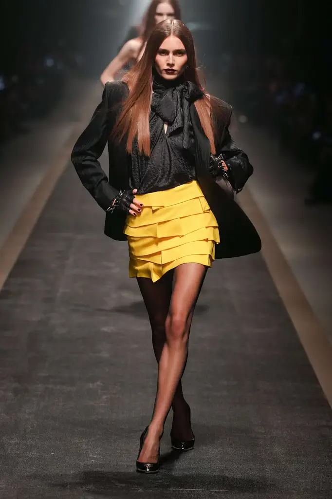 Versace Fall/Winter 2025/26: Baroque Power on the Tracks - Image 4