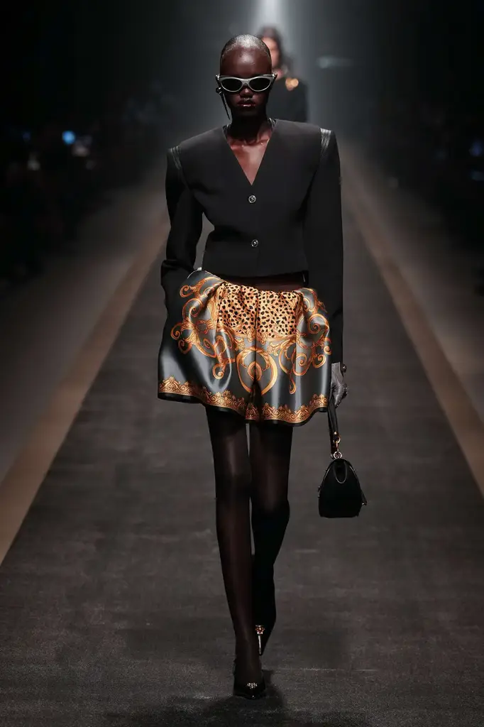 Versace Fall/Winter 2025/26: Baroque Power on the Tracks - Image 8
