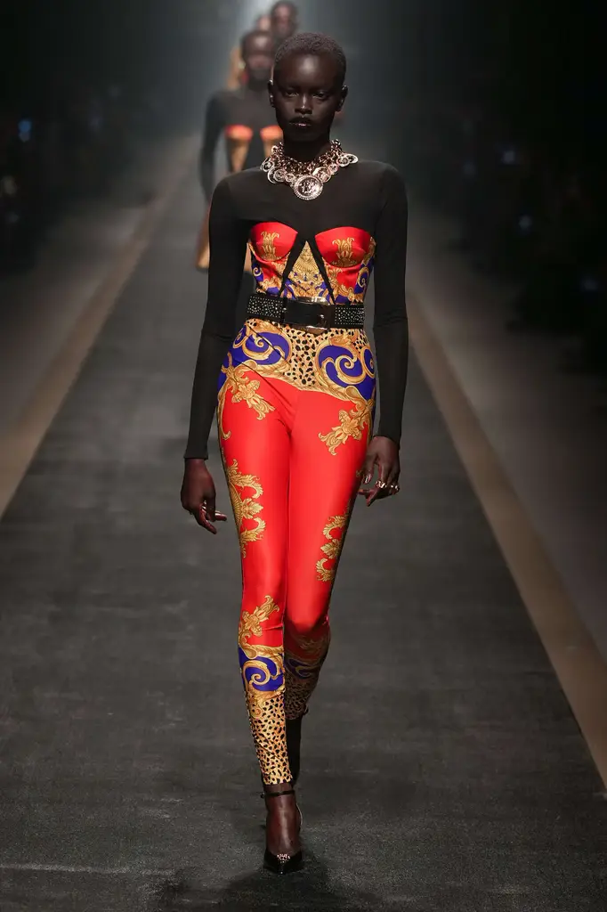 Versace Fall/Winter 2025/26: Baroque Power on the Tracks - Image 5