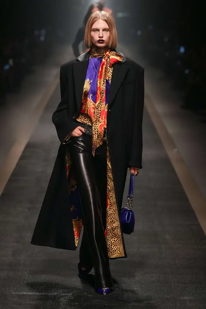 Versace Fall/Winter 2025/26: Baroque Power on the Tracks - Image 7