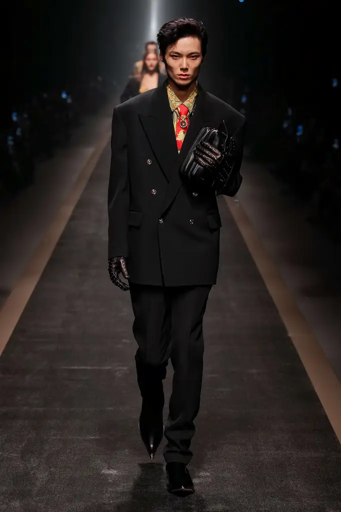 Versace Fall/Winter 2025/26: Baroque Power on the Tracks - Versace Menswear Inspired by Roman Art - Image 11