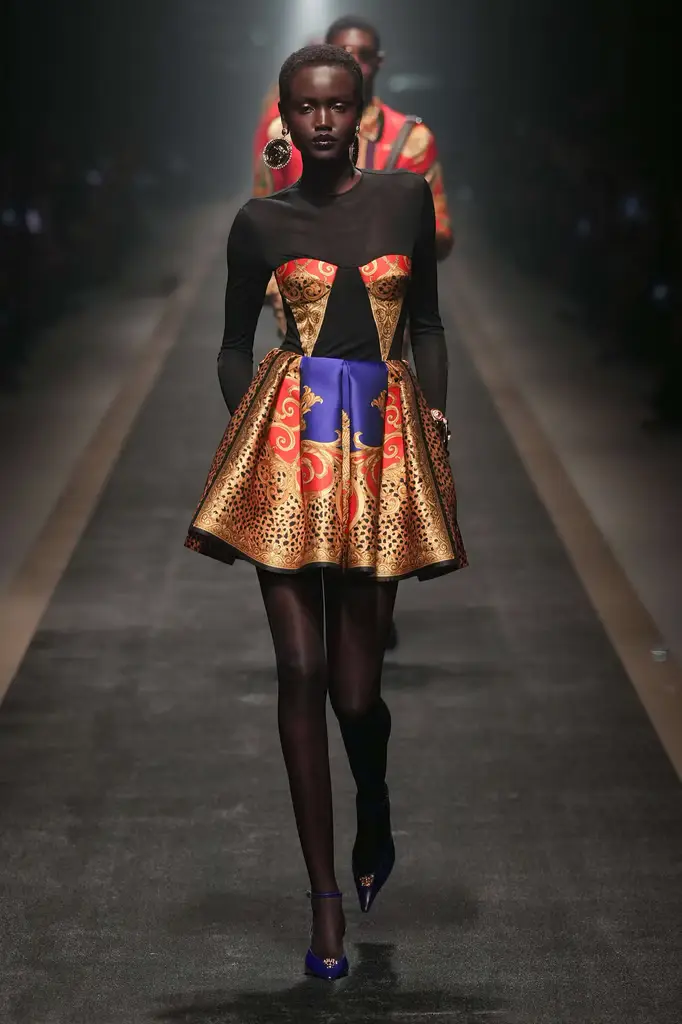 Versace Fall/Winter 2025/26: Baroque Power on the Tracks - Image 6