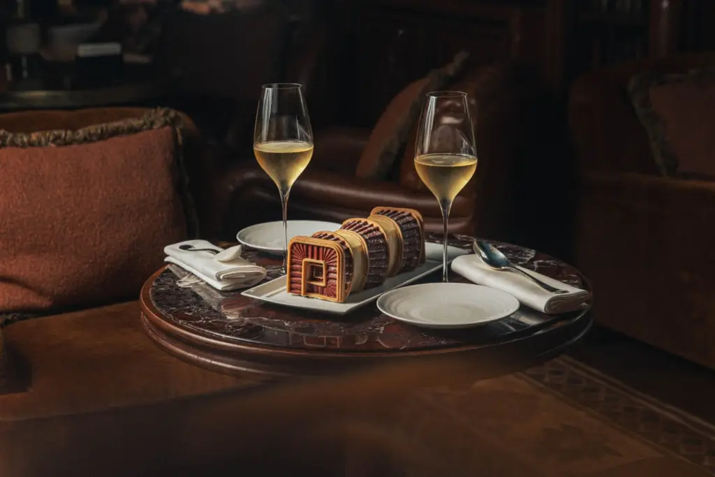 Parisian Yule Logs 2025: The Most Spectacular Creations This Holiday Season - Hôtel de Crillon x Christofle - Image 2