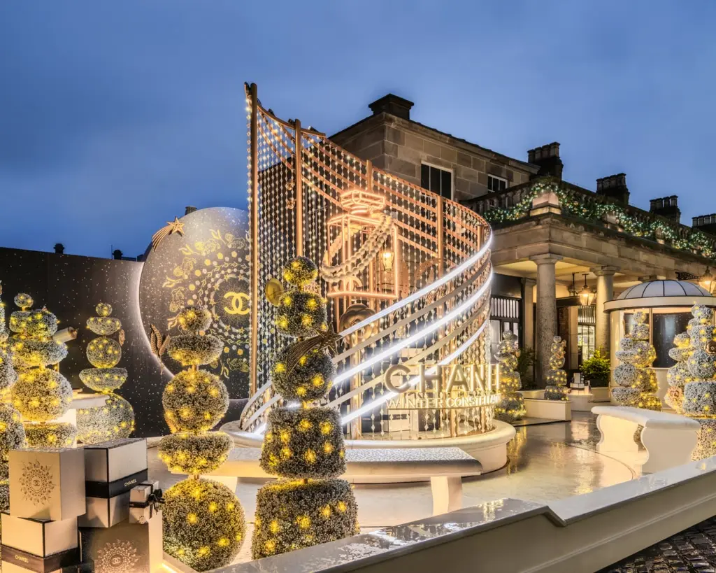 Chanel Beauty Takes Over Covent Garden With a Celestial Holiday Installation - Chanel’ Beauty’s Festive Universe - Image 2
