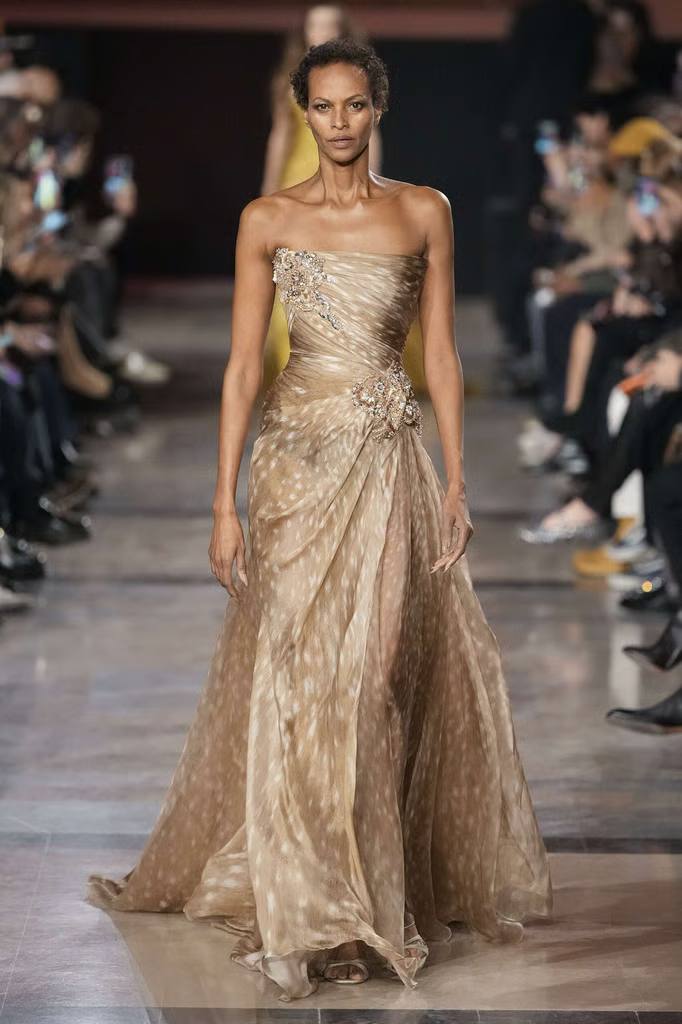 Elie Saab Spring 2026 Haute Couture Transforms the Palais de Chaillot Into a Marrakech Riad - Elie Saab Spring 2026 Haute Couture - Image 1
