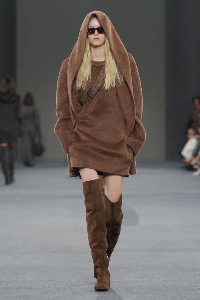 Milan Fashion Week: Max Mara Fall/Winter 2026-2027 Finds Its Most Powerful Woman in Medieval History - Armor as Wardrobe - Image 6