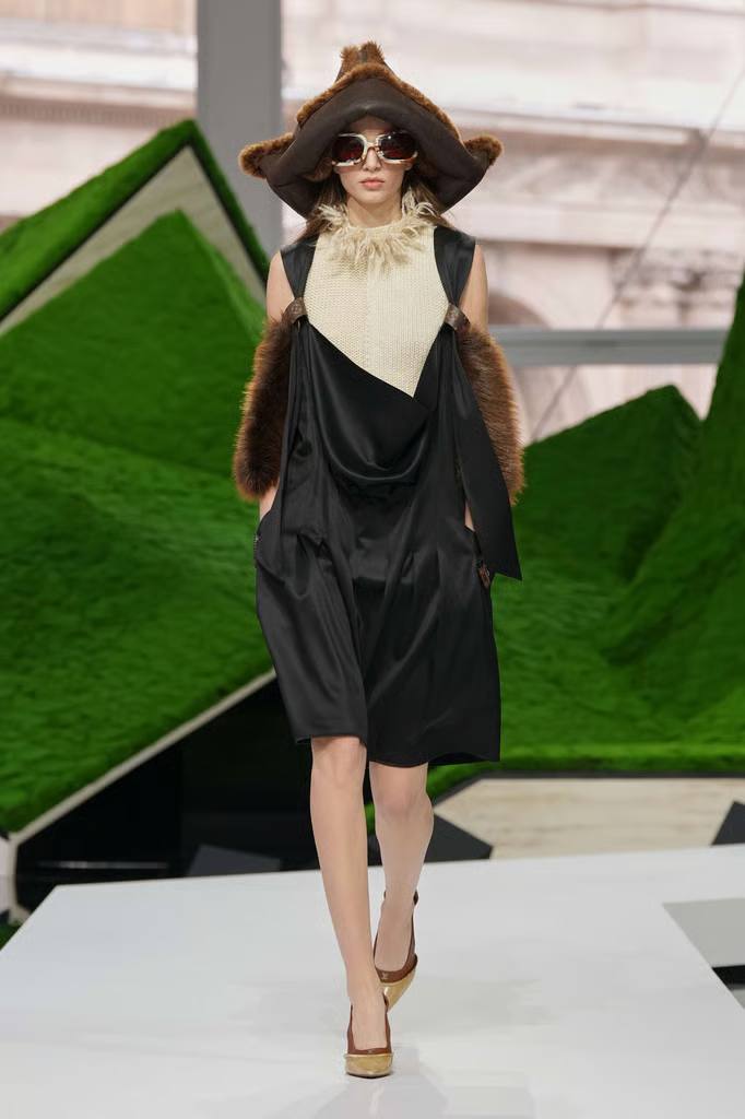 Louis Vuitton Fall/Winter 2026-27 Takes Paris Fashion Week to the Louvre - Louis Vuitton Fall/Winter 2026-27 - Paris Fashion Week - Image 5